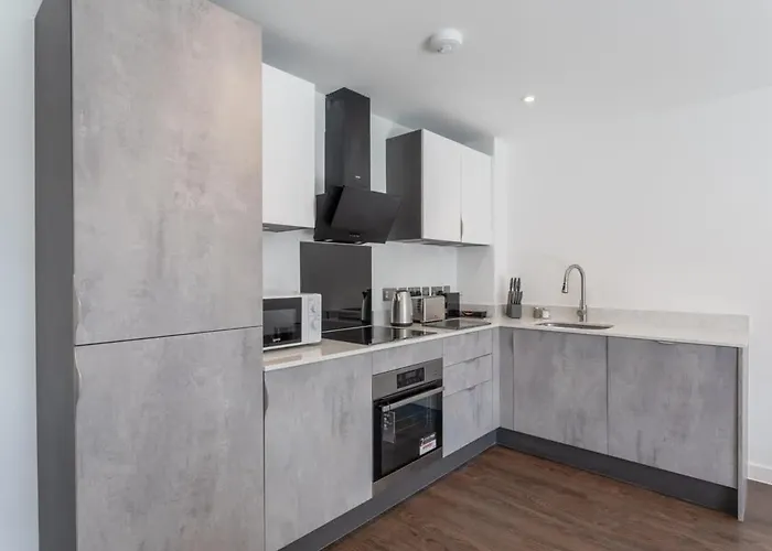 Zeni Ouse Court 2bed Flat With Balcony *