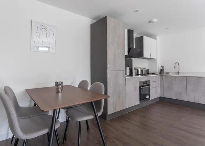 Zeni Ouse Court 2bed Flat With Balcony *