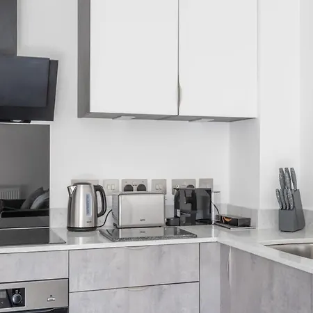 Zeni Ouse Court 2bed Flat With Balcony Apartment